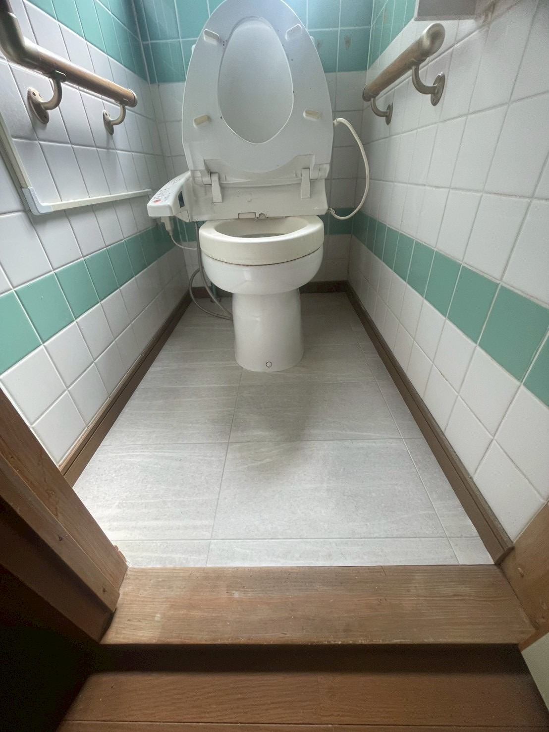 築古トイレの床を石目調の床材で張り替えた後。タイル壁と温水洗浄便座はそのまま