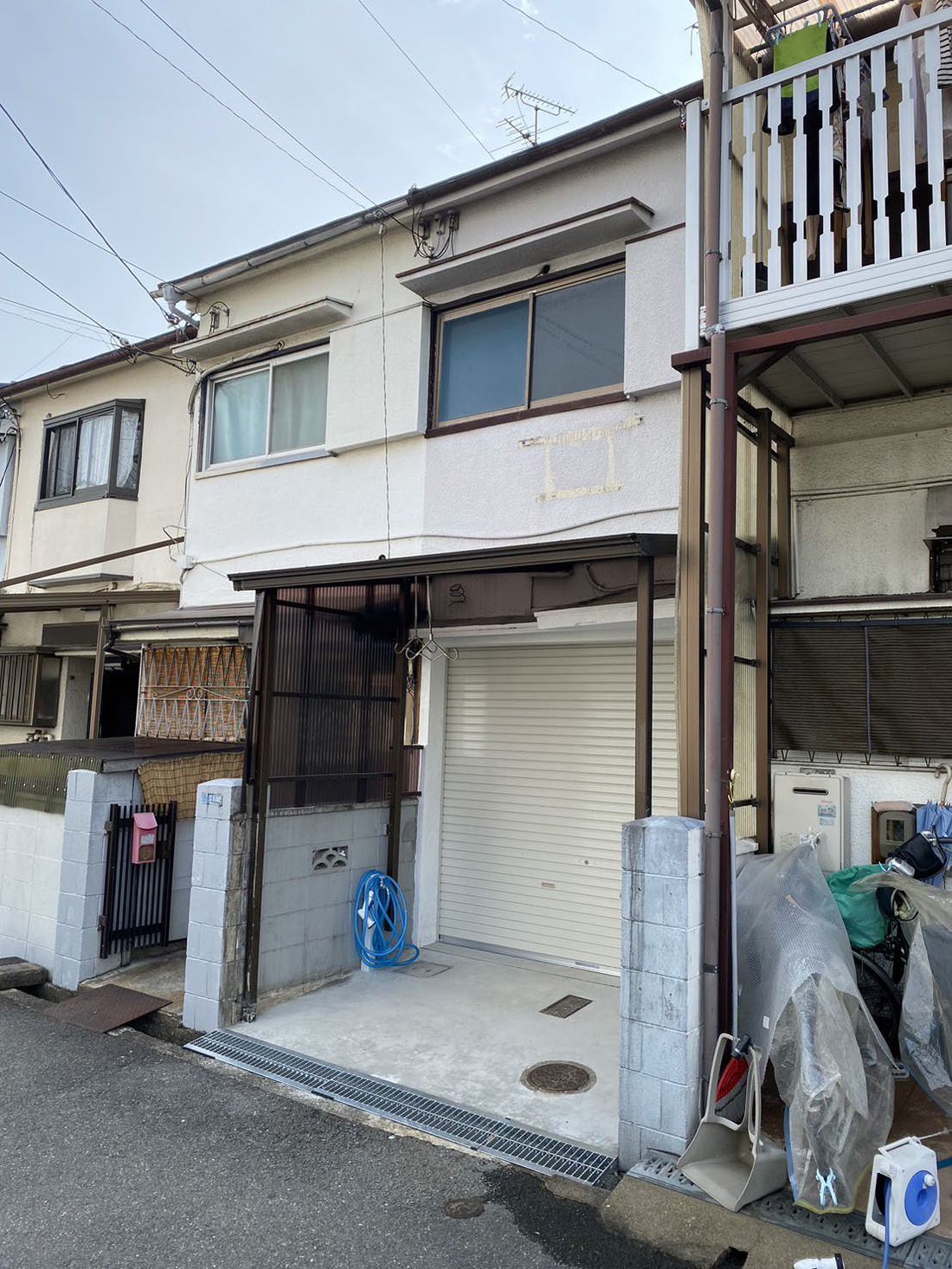再生後の外観。門扉を撤去しシャッターを設置