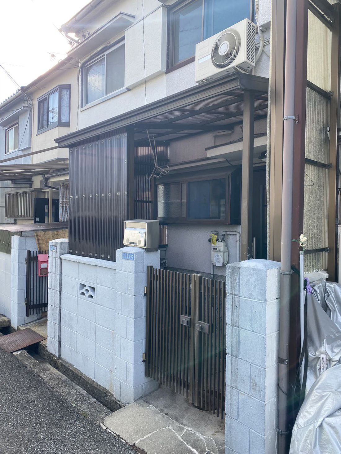 購入時の築古長屋の外観。古い門扉と格子