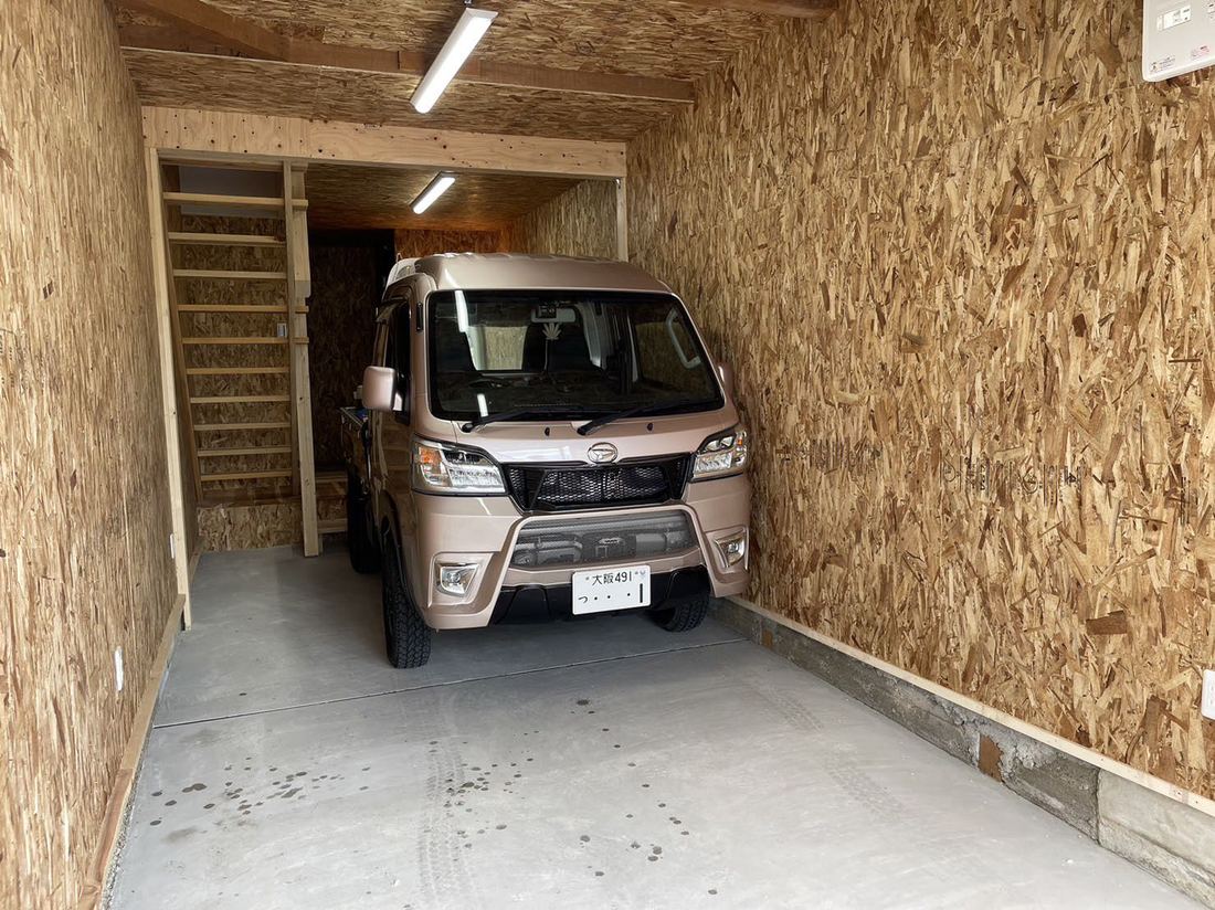 完成した1階倉庫に軽自動車を駐車した様子