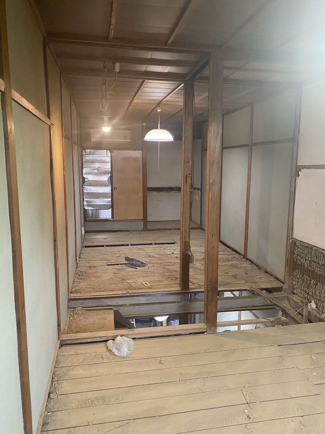 工事前の2階。古い和室と襖