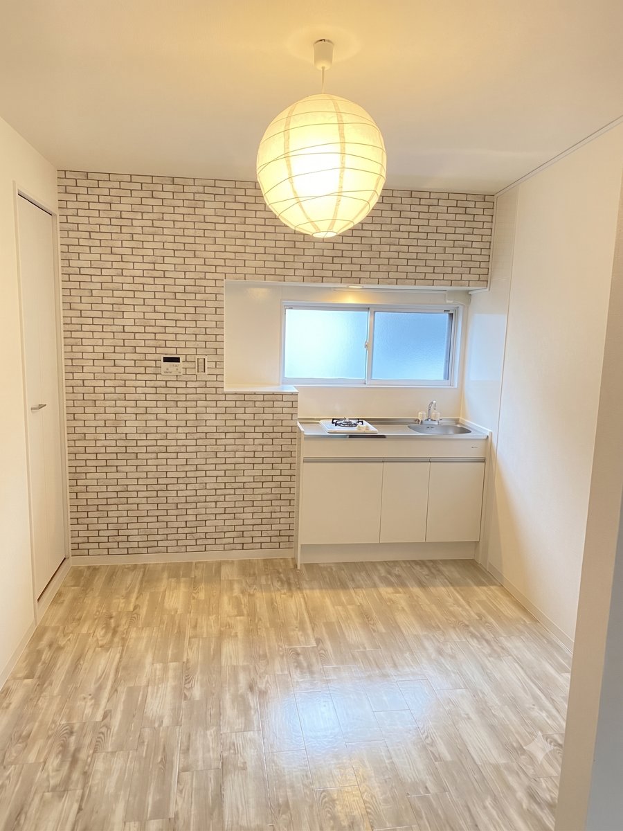 ペンダント照明を取り付けて点灯した同じ部屋。明るく雰囲気が良い