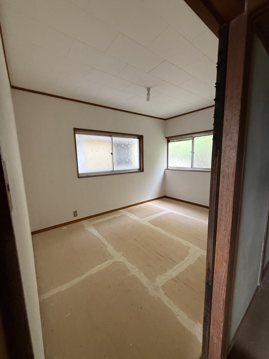 畳を撤去し下地合板の継ぎ目をパテ処理した部屋。CF張り前の状態